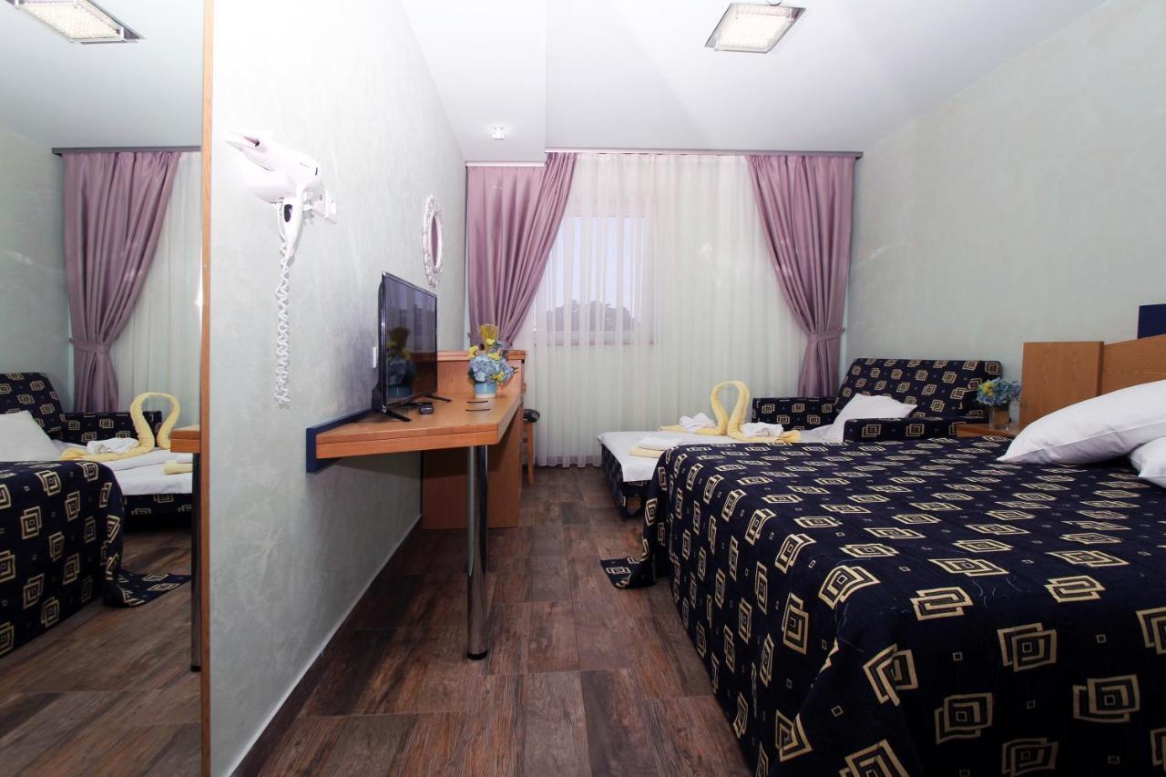 Iris Hotel Bors Exterior photo